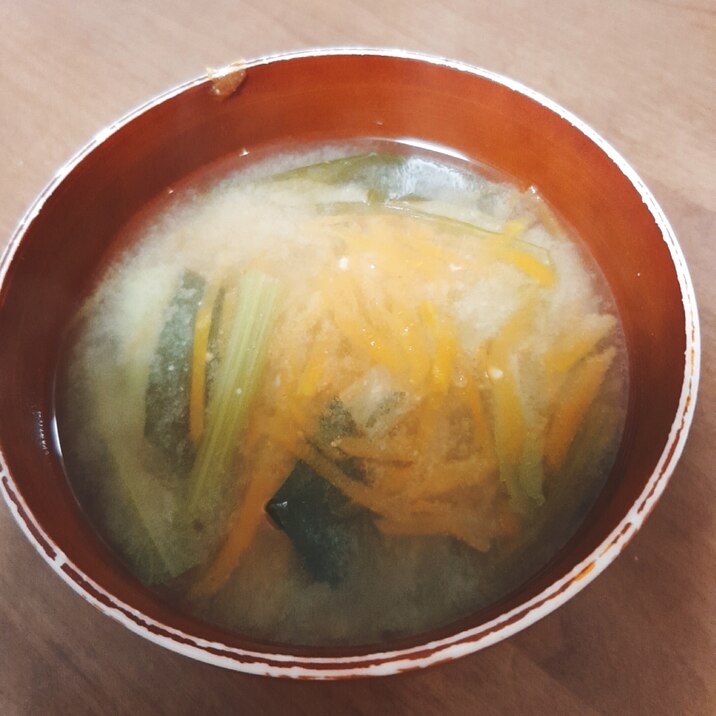 サッとできる！小松菜と人参の味噌汁